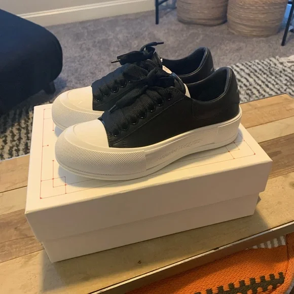 Alexander McQueen - Picture 3 of 4